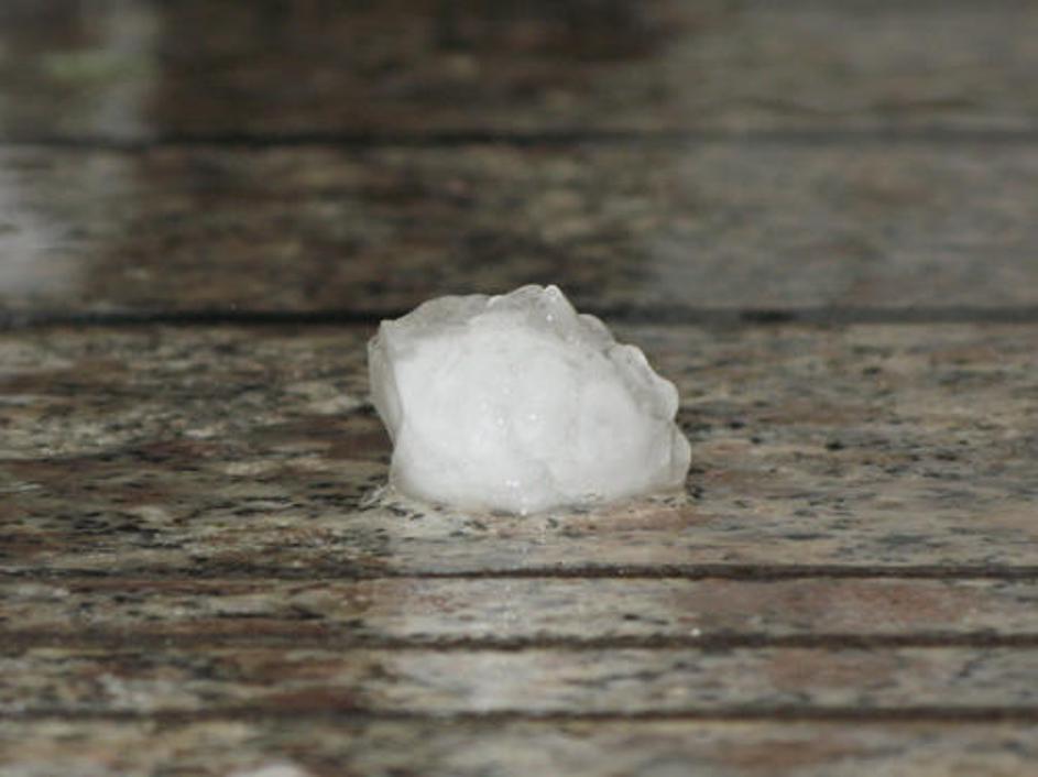 Toča je bila ponekod velika za otroško pest.