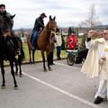V Ihanu je tamkjašnji župnik blagoslovil konje.