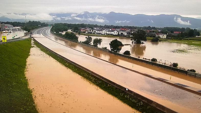 Poplavljena avtocesta med Žalcem in Šentrupertom proti LJ