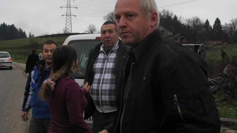 Silvo Mesojedec ob napadu v Žabjaku, v ozadju dva izmed Romov, ki so ga napadli.