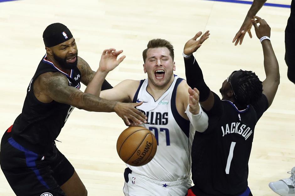 Marcus Morris vs Luka Dončić | Avtor: Epa