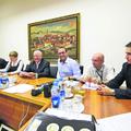 Volilna komisija je takoj po 16. uri, ko so se zaprla volišča, začela preverjati