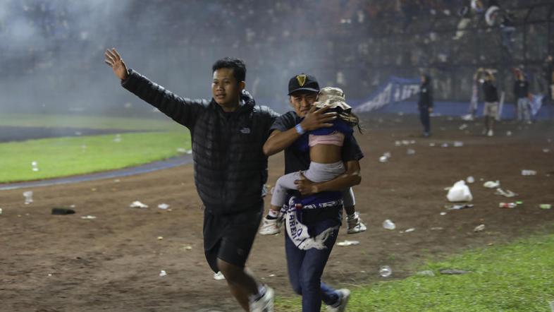 Stampedo na nogometnem stadionu v Indoneziji