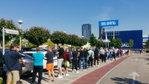 Gneča pred trgovino Big Bang