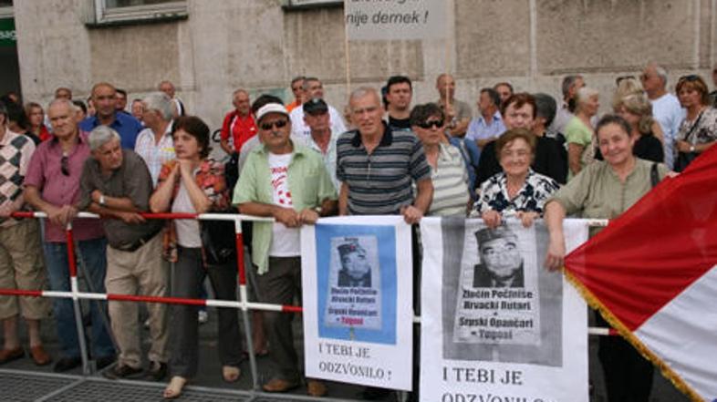 Mesića so v Münchnu "pozdravili" protestniki.