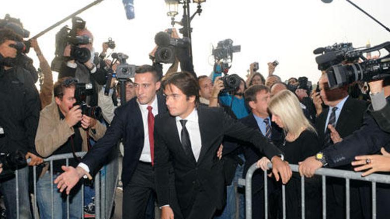 Nelson Piquet mlajši ob prihodu na zaslišanje. Renault je ob odvetnikih zastopal