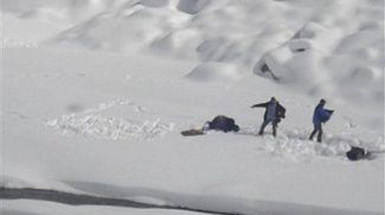 Slika indijskega letalstva kaže skupino ujetih na zmrznjenem jezeru.