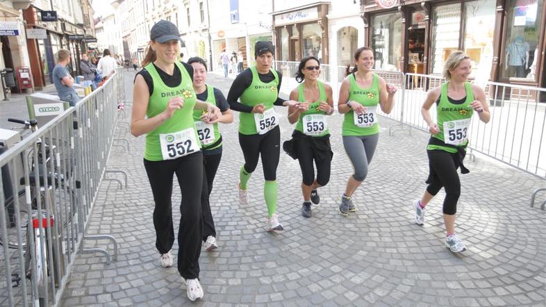 Če želite visokoresolucijsko fotografijo, nam pošljite elektronsko sporočilo na 