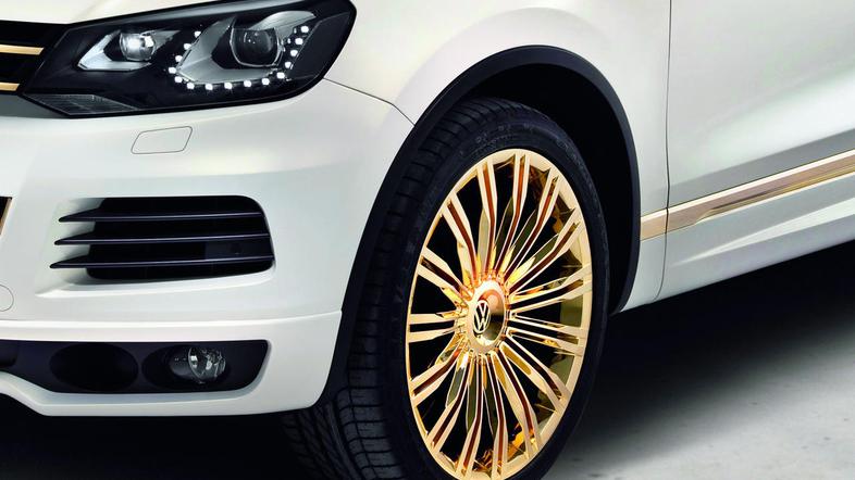 V Dohi je bil predstavljen tudi touareg z zlato notranjostjo in zlatimi platišči