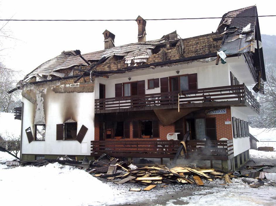 Požar ni povzročil škode na tistem delu hiše, kjer so apartmaji. (Foto: Klemen A