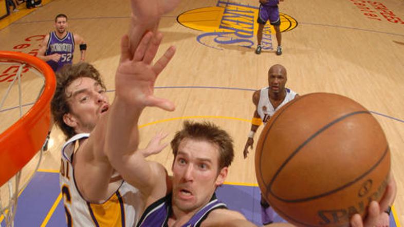 Beno Udrih je bil nerešljiva uganka za slabo obrambo Lakersov. V dodanem videu p