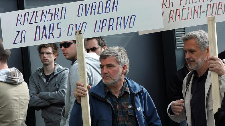 Neplačani podizvajalci so šli v ponedeljek pred Dars. (Foto: Benjamin Kovač)