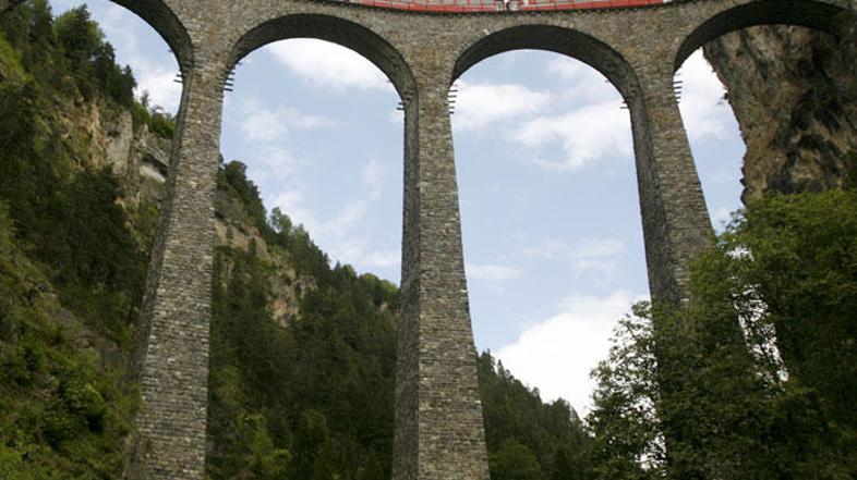 Vlak Glacier Expres je med turisti zelo priljubljen. (Foto: Reuters)