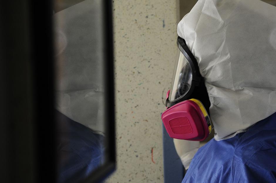 Covid-19 zdravnik sestra skafander okužba bolnišnica | Avtor: Profimedia