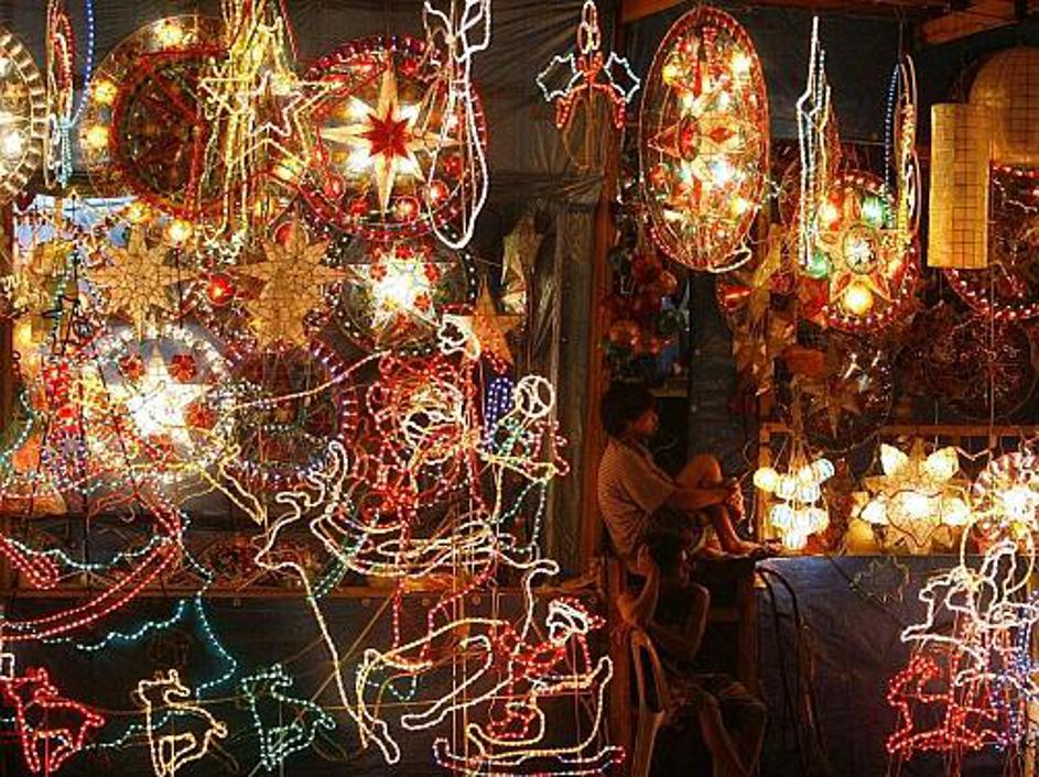 Lučke gredo decembra v promet povsod ... tudi v Manili.