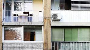 Slovenija 22.08.2013 zasteklen balkon, stanovanja, zasteklitev, blok, zgradba, s