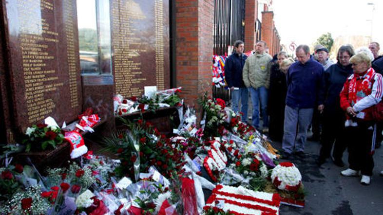Pred stadionom Hillsborough se vsako leto 15. aprila žrtvam poklonijo množice.