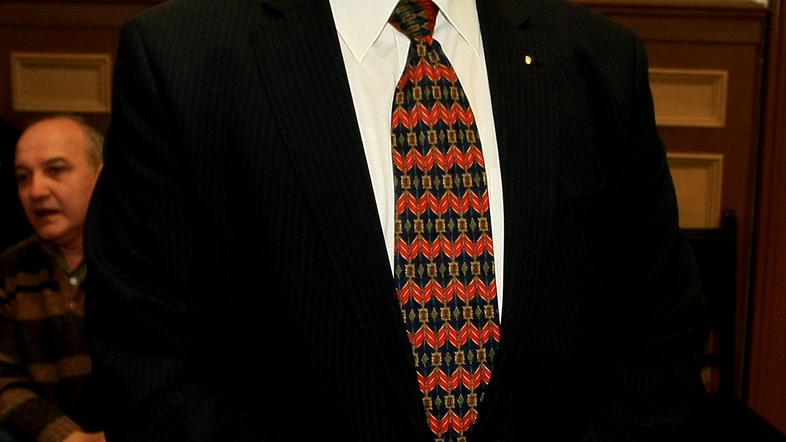 Krope je po razkritju spornega postavljanja šotorov odstopil. Po odhodu s specia