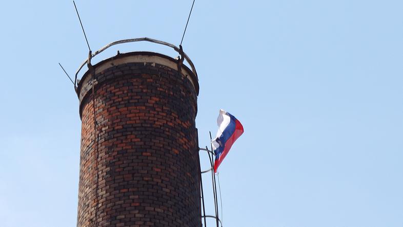 Srbsko zastavo na dimniku nekdanje tovarne Argo je zamenjala slovenska. Tisti, k