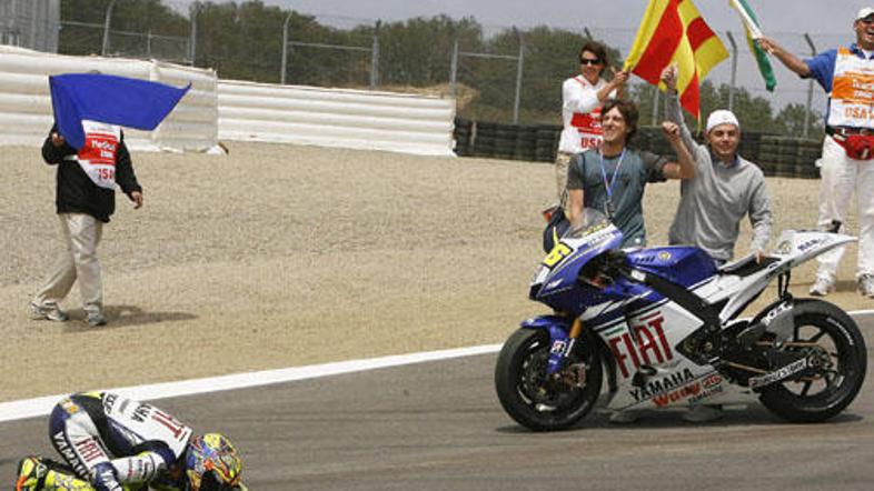Valentino Rossi je po dirki takole poljubil tla na mestu, kjer je skoraj naredil
