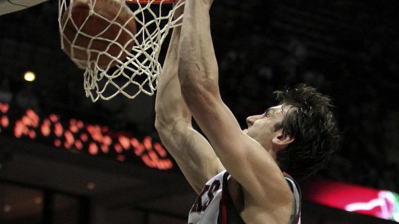 Ker je Andrew Bogut nezamenljiv, Primož Brezec ne dobiva priložnosti. (Foto: Reu