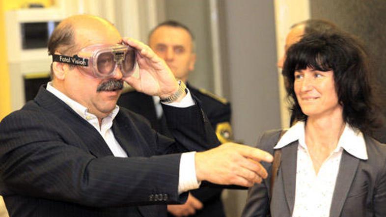 Albin Ojsteršek iz ZŠAM Celje s posebnimi očali ponazarja, kako vinjen voznik vi