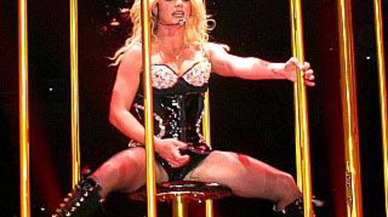 Pevka se je večkrat preoblekla, v živo pa le ni zapela.