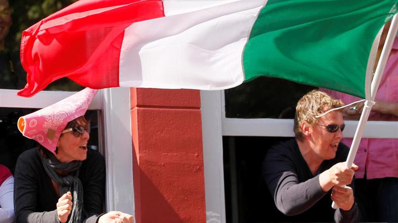 Italijanski navijači slavijo domačega junaka v vodstvu dirke po Italiji. (Foto: 