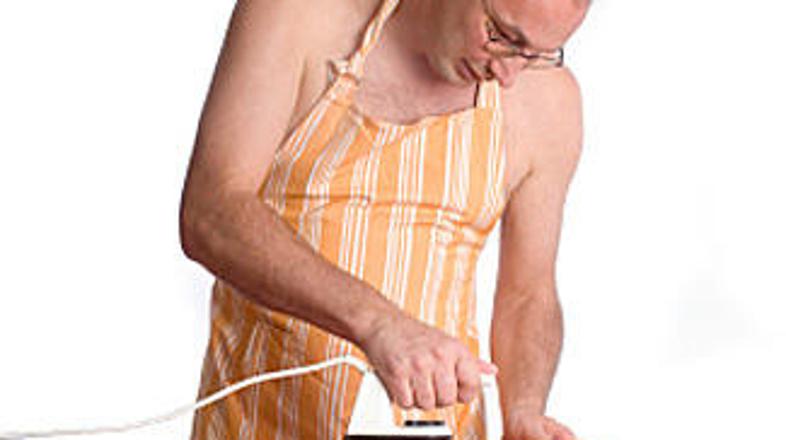 Ženske so si z emancipacijo nakopale le dvojno delo, saj opravljajo službo in ne