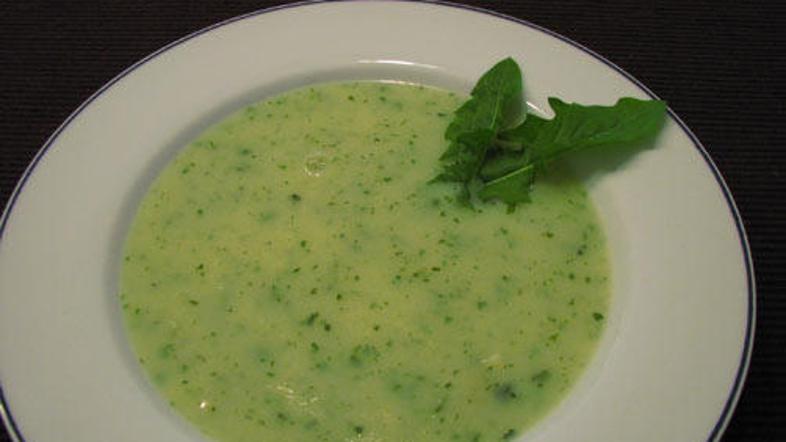 Zeliščna juha z grahom ima odličen okus.