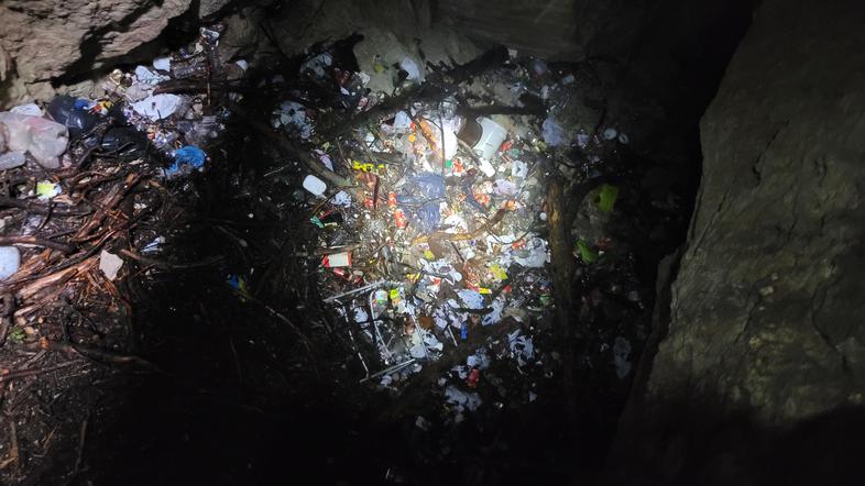 Jama Ukna, planina Krstenica, Bohinj