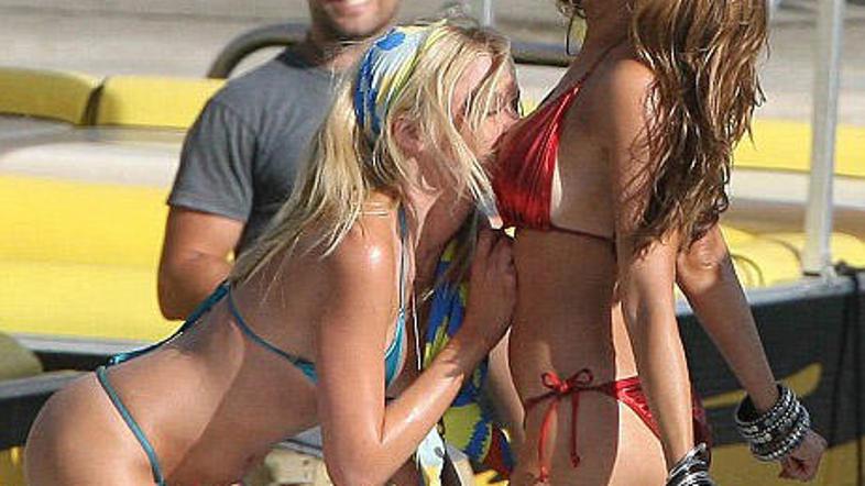 Ustvarjalci filma so uživali v nenavadni predstavi vročih čednih lepotic.