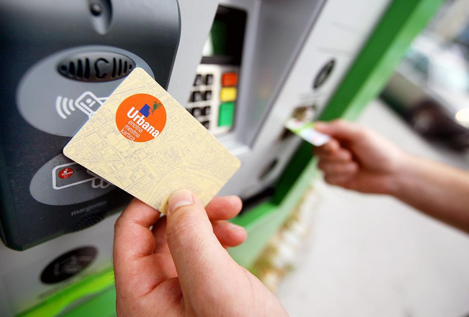 ljubljana 09.10.2009, kartica urbana, polnjenje kartice urbane, urbanomat, LPP, 