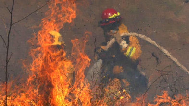 Gasilcem v gorovju Santa Cruz še vedno ni uspelo ustaviti požarov.