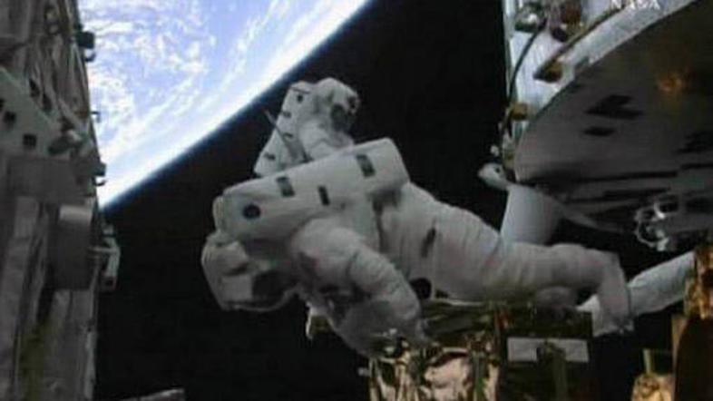 Astronavta Andrew Feustel in John Grunsfeld popravljata vesoljski teleskop.
