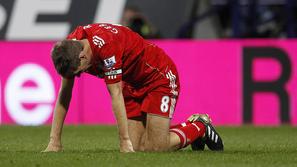 Steven Gerrard naj bi obupal nad slabimi rezultati Liverpoola. (Foto: Reuters)