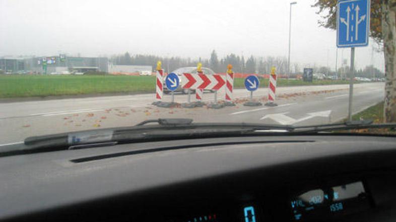 Eno od zoženj na obeh straneh križišča, ki otežuje dostop do naselja in zmanjšuj