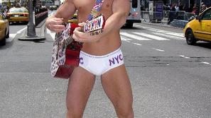 Če bo nagica podpisala pogodbo, bo morala Burcku vsako leto plačati pet tisoč do