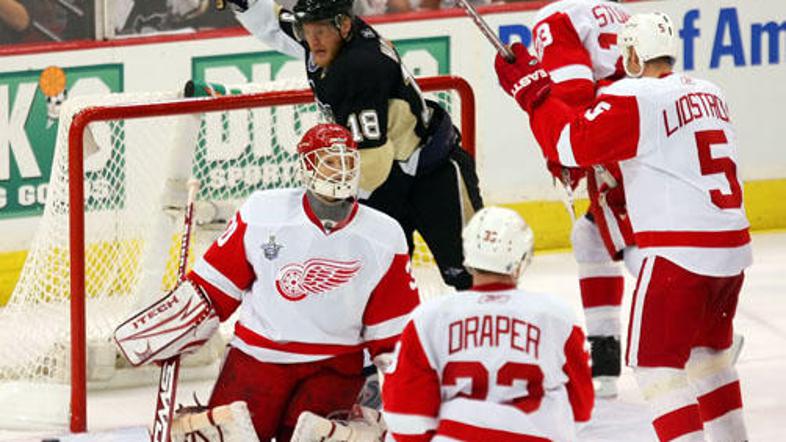 Marian Hossa je v finalu proti Detroitu zadel, v naslednji sezoni pa bo oblekel 