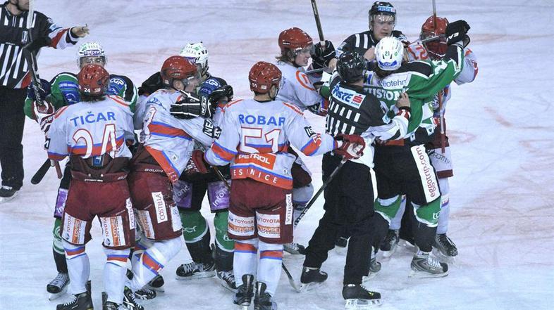 Tudi tokrat ni šlo brez manjših provokacij. (Foto: Anže Petkovšek)
