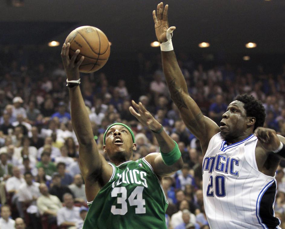 Paul Pierce je dal za drugo zmago 28 točk, Mickael Pietrus vsega pet. (Foto: Reu