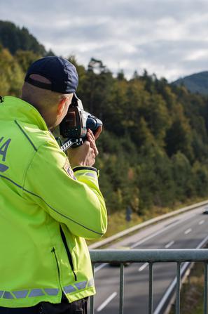 Avtocestna policija radar merjenje hitrosti varnostna razdalja