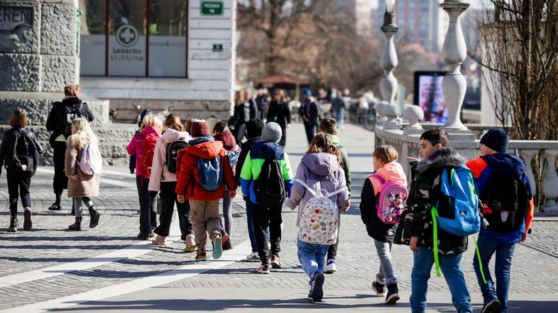 otroci na sprehodu
