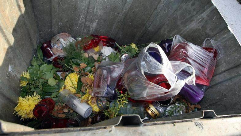 Takole ne bo šlo več, sveče bo treba metati v posebne zabojnike.