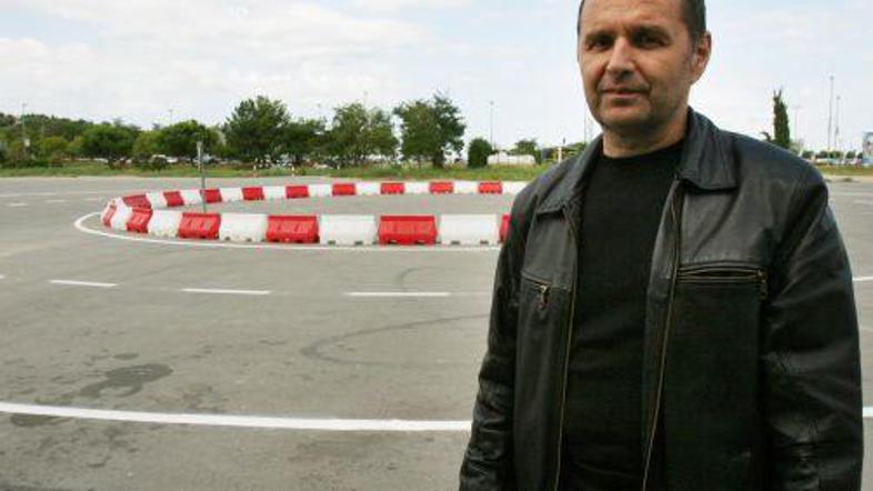 Inštruktor varne vožnje Živko Perič opozarja, da ljudje v krožiščih predolgo voz