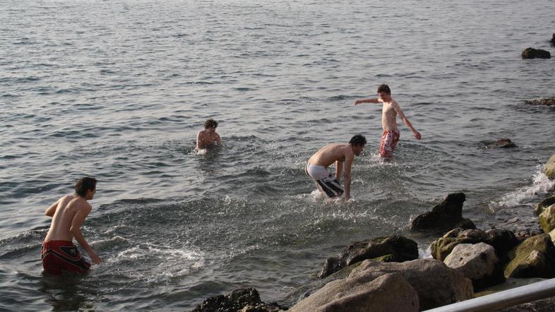 Bralka Zdenka Pečovnik nam je poslala fotografijo živahnih Špancev, ki so si ta 