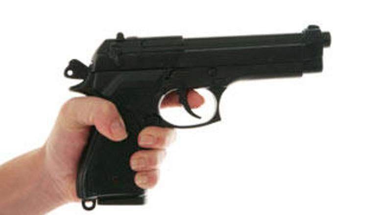 Vsi trije osumljenci so bili v streljanju ranjeni, eden od njih pa je pozneje um