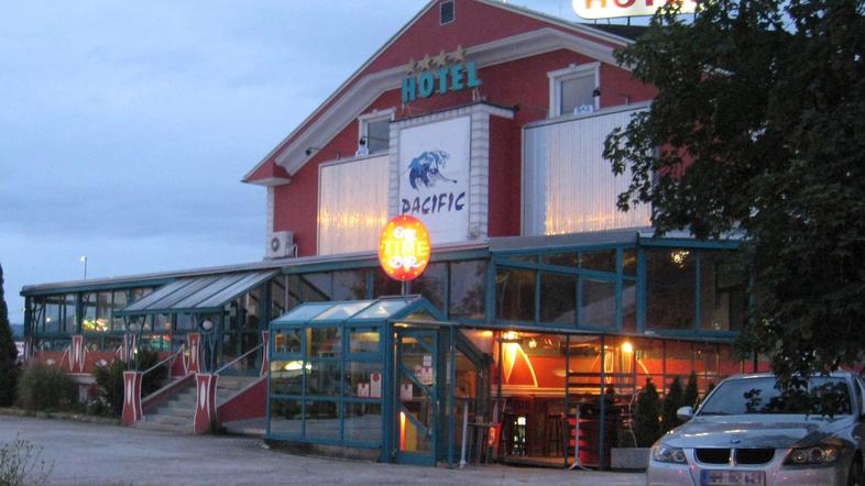 Lastnica hotela Pacifik je potrdila, da je osumljenka njena bivša najemnica.