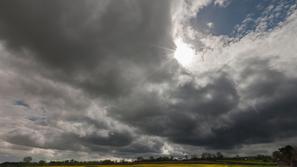 Oblačno vreme oblaki pretežno