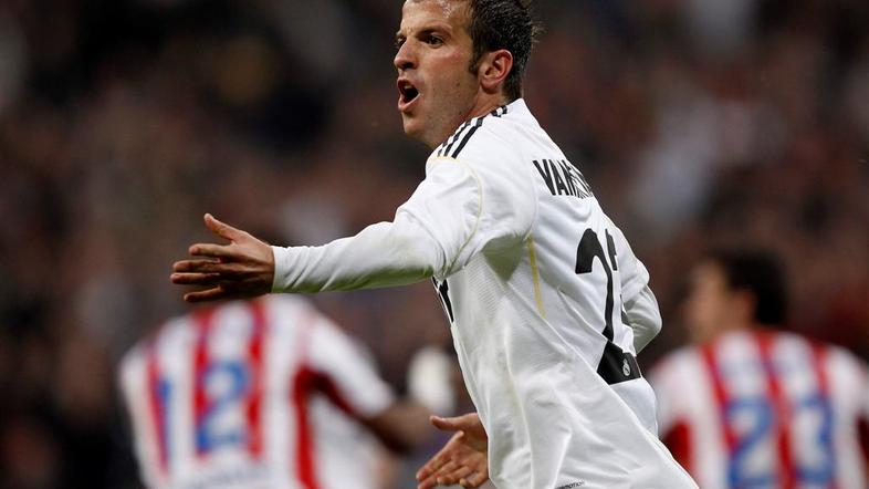 Rafael van der Vaart se bo preizkusil na angleških zelenicah. (Foto: Reuters)